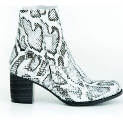 Wężowe botki na obcasie - skóra naturalna - model 454 - kolor biały wąż. Białe botki damskie Zapato, na wiosnę, ze skóry, eleganckie, za kostkę, na wysokim obcasie, na obcasie, na zamek. W wyprzedaży za 319,20 zł.