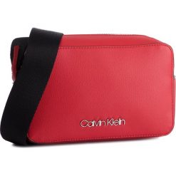 Torebka CALVIN KLEIN - Strap Sml Camera Bag K60K605012 635. Czerwone listonoszki damskie Calvin Klein, na co dzień, bez wzorów, ze skóry ekologicznej, eleganckie, na ramię, bez dodatków. W wyprzedaży za 289,00 zł.