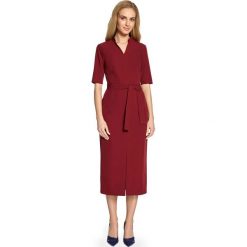 Bordowa Sukienka Midi z Paskiem i ze Stójką – Szara. Czerwone sukienki balowe marki Molly.pl, do pracy, l, w paski, z klasycznym kołnierzykiem, midi, oversize. Za 134,90 zł.