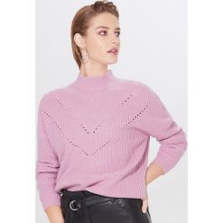 Sweter z ażurowym zdobieniem - Fioletowy. Fioletowe swetry damskie Mohito, s, z aplikacjami, bez rękawów, bez kaptura. W wyprzedaży za 79,99 zł.