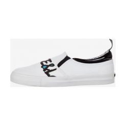Love Moschino Slip On Buty Biały. Białe trampki i tenisówki damskie Love Moschino, z nadrukiem, z materiału, bez zapięcia. Za 757,95 zł.