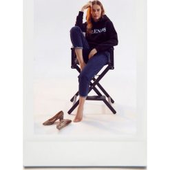 BLUZA NIEROZPINANA DAMSKA Z NADRUKIEM. Czarne bluzy damskie Top Secret, na lato, z nadrukiem, z dzianiny, bez rękawów, z kapturem. W wyprzedaży za 64,99 zł.