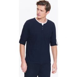 T-SHIRT MĘSKI DŁUGI RĘKAW Z BIAŁĄ WSTAWKĄ I WYWIJANYMI RĘKAWAMI. Niebieskie t-shirty męskie Top Secret, na lato, xl, bez wzorów, z bawełny, z kontrastowym kołnierzykiem, długie. W wyprzedaży za 29,99 zł.