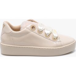 Guess Jeans - Buty Urny. Białe buty sportowe damskie Guess Jeans, z aplikacjami, z jeansu, sportowe. W wyprzedaży za 399,90 zł.