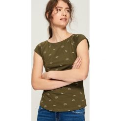 T-shirt z nadrukiem all over - Khaki. Brązowe t-shirty damskie marki Sinsay, l, z nadrukiem. Za 14,99 zł.