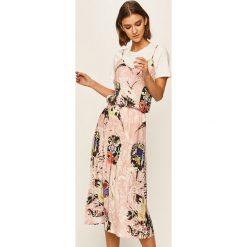 Desigual - Sukienka. Różowe sukienki damskie Desigual, na co dzień, w kwiaty, z bawełny, casualowe, z okrągłym kołnierzem, bez rękawów, midi, proste. W wyprzedaży za 349,90 zł.