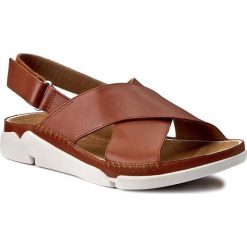 Sandały CLARKS - Tri Alexia 261259424 Tan Leather. Pomarańczowe klapki damskie Clarks, bez wzorów, ze skóry, bez obcasa. W wyprzedaży za 199,00 zł.
