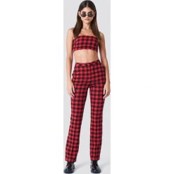 Sahara Ray x NA-KD Top w kratkę - Red. Czerwone topy damskie Sahara Ray x NA-KD, w kratkę, bez kołnierzyka. W wyprzedaży za 32,38 zł.