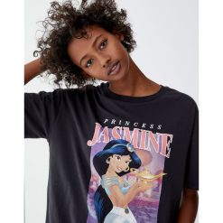Koszulka z księżniczką Jasmine z Aladyna. Szare t-shirty damskie marki Pull&Bear. Za 59,90 zł.