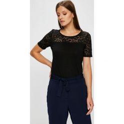 Jacqueline de Yong - Top Kimmie. Szare topy damskie Jacqueline de Yong, l, z dzianiny, z okrągłym kołnierzem. W wyprzedaży za 39,90 zł.