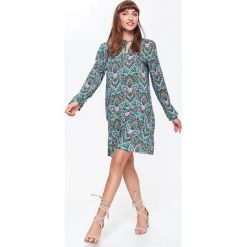 SUKIENKA Z FALBANĄ PRZY RĘKAWACH, WE WZÓR W KLIMACIE BOHO. Zielone sukienki damskie Top Secret, na co dzień, na lato, bez wzorów, z tkaniny, boho, z dekoltem w serek, z długim rękawem, długie, proste. W wyprzedaży za 59,99 zł.