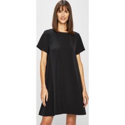 Calvin Klein Jeans - Sukienka. Czarne sukienki damskie Calvin Klein Jeans, na co dzień, s, bez wzorów, z poliesteru, casualowe, z okrągłym kołnierzem, z krótkim rękawem, krótkie, mini, rozkloszowane. W wyprzedaży za 239,90 zł.