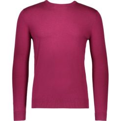 Sweter w kolorze jagodowym. Czerwone swetry klasyczne męskie marki Benetton, m, z okrągłym kołnierzem. W wyprzedaży za 58,95 zł.