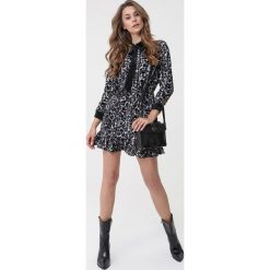 Ciemnoszara Sukienka Tallahassee. Sukienki damskie Born2be, na randkę, s, bez wzorów, z weluru, wizytowe, ze stójką, z długim rękawem, długie, mini. Za 139,99 zł.