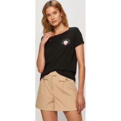 Jacqueline de Yong - T-shirt. Czarne bluzki damskie Jacqueline de Yong, s, z nadrukiem, z bawełny, casualowe, z okrągłym kołnierzem. Za 59,90 zł.