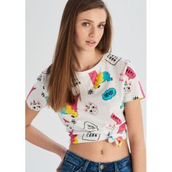 T-shirt z kolorowym nadrukiem all over - Biały. Białe t-shirty damskie marki Sinsay, s, z nadrukiem. Za 24,99 zł.