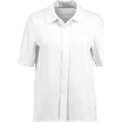 Lacoste BUTTON UP LOGO PLEAT BACK Koszula farine. Białe bluzki damskie marki Lacoste, bez wzorów, z bawełny, bez kołnierzyka, bez rękawów. W wyprzedaży za 535,20 zł.