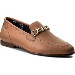 Lordsy TOMMY HILFIGER - Feminine Loafer Chain FW0FW02844 Silky Nude 297. Pomarańczowe mokasyny damskie marki TOMMY HILFIGER, ze skóry, na obcasie. W wyprzedaży za 339,00 zł.