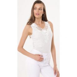 Jasnoszary Top Drop By. Bluzki damskie Born2be. Za 39,99 zł.