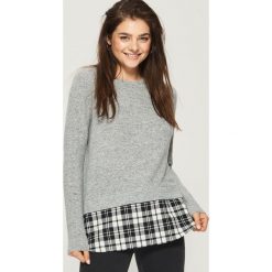 Sweter z koszulową wstawką - Jasny szar. Szare swetry klasyczne damskie Sinsay, l, z koszulowym kołnierzykiem. W wyprzedaży za 29,99 zł.