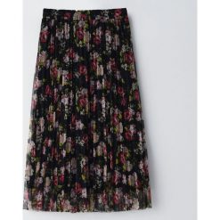 Plisowana spódnica midi -. Spódniczki damskie Cropp, s, bez wzorów, midi. Za 79,99 zł.