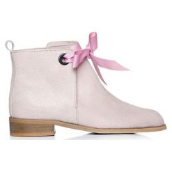 Buty zimowe męskie: Skórzane botki w kolorze jasnoróżowym