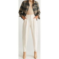 Mango - Jeansy Regina. Białe jeansy damskie Mango, z podwyższonym stanem. Za 139,90 zł.
