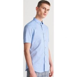 Gładka koszula regular fit - Niebieski. Niebieskie koszule męskie Reserved, s, bez wzorów, bez kołnierzyka, bez rękawów. Za 89,99 zł.