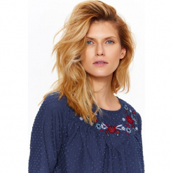 BLUZKA DAMSKA Z HAFTEM, Z TKANINY PLUMETI. Bluzki damskie Top Secret, z haftami, z tkaniny, eleganckie, z koszulowym kołnierzykiem, z długim rękawem. W wyprzedaży za 59,99 zł.