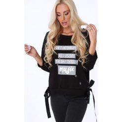 Bluza z nadrukiem czarna 62753. Czarne bluzy damskie Fasardi, z nadrukiem, bez rękawów, bez kaptura. Za 59,00 zł.