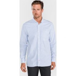 Tommy Hilfiger Koszula Niebieski. Niebieskie koszule męskie TOMMY HILFIGER, s, w paski, z elastanu, bez kołnierzyka, z długim rękawem. Za 516,95 zł.