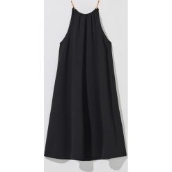 Sukienka trapezowa Eco Aware - Czarny. Czarne sukienki damskie Mohito, xl, bez wzorów, bez kołnierzyka, bez rękawów, trapezowe. Za 89,99 zł.