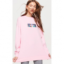 Długa bluza z napisem - Różowy. Czerwone długie bluzy damskie marki Cropp, l, z napisami, z długim rękawem. Za 89,99 zł.