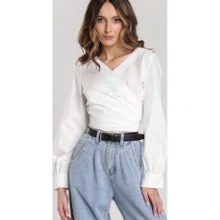 Biała Bluzka Kisseis. Białe bluzki damskie Renee, m, bez wzorów, eleganckie, bez kołnierzyka, z długim rękawem. Za 69,99 zł.
