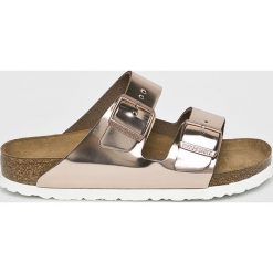 Birkenstock - Klapki. Różowe klapki damskie Birkenstock, bez wzorów, ze skóry, na niskim obcasie. Za 349,90 zł.