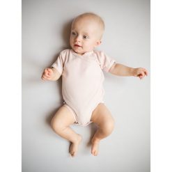 Body kimono z krótkim rękawem ROSE 74. Czerwone body niemowlęce NANAF ORGANIC, bez wzorów, z krótkim rękawem. Za 22,00 zł.