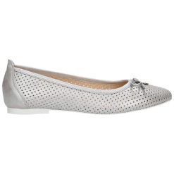 Skórzane baleriny w kolorze srebrnym. Baleriny damskie Clarks, Wojas. W wyprzedaży za 179,95 zł.