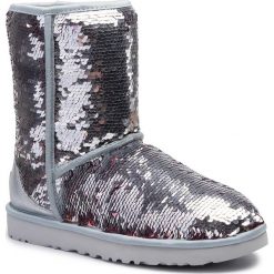 Buty UGG - W Classic Short Sequin 1094982 W/SLVR. Szare kozaki damskie Ugg, na zimę, ze skóry ekologicznej, bez obcasa, bez zapięcia. Za 879,00 zł.