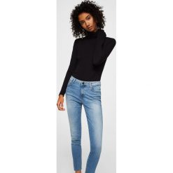 Mango - Jeansy Uptown2. Niebieskie rurki damskie marki Mango. W wyprzedaży za 99,90 zł.