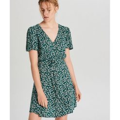Sukienka w kwiaty - Turkusowy. Niebieskie sukienki damskie Cropp, s, w kwiaty, bez kołnierzyka, bez rękawów. Za 69,99 zł.