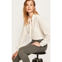 Only - Bluzka. Czarne bluzki damskie ONLY, do pracy, bez wzorów, z wiskozy, biznesowe, bez kołnierzyka, z długim rękawem. W wyprzedaży za 79,90 zł.