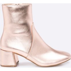 Public Desire - Botki. Czerwone botki damskie marki Public Desire, z materiału. W wyprzedaży za 99,90 zł.