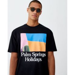 Koszulka z kolorowym nadrukiem „Palm Springs Holidays”. Czarne koszulki męskie Pull&Bear, m, z nadrukiem, bez kołnierzyka, z krótkim rękawem, krótkie. Za 49,90 zł.