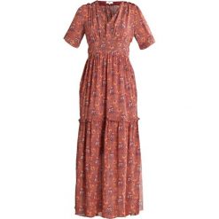 Noa Noa FLORAL GEORGETTE Długa sukienka rosa. Różowe sukienki damskie marki Noa Noa, bez wzorów, z wiskozy, bez kołnierzyka, z długim rękawem, długie, maxi. Za 739,00 zł.