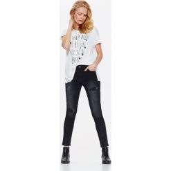 SPODNIE DŁUGIE DAMSKIE, OBCISŁE JEANSY Z DŻETAMI. Szare jeansy damskie Top Secret, z jeansu. W wyprzedaży za 49,99 zł.