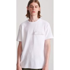 T-shirt z kieszenia - Biały. Białe t-shirty damskie Reserved, s, bez wzorów, bez kołnierzyka. W wyprzedaży za 49,99 zł.