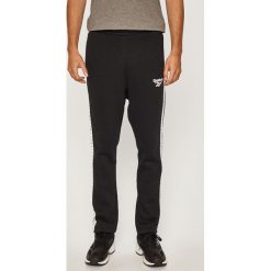 Reebok Classic - Spodnie. Czarne spodnie męskie Reebok Classic, na co dzień, s, bez wzorów, z bawełny, casualowe. W wyprzedaży za 199,90 zł.