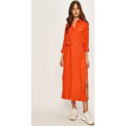 Answear - Sukienka. Pomarańczowe sukienki damskie ANSWEAR, na co dzień, s, bez wzorów, z wiskozy, casualowe, bez kołnierzyka, bez rękawów, midi, proste. Za 149,90 zł.