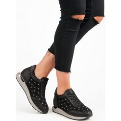 CZARNE BUTY SPORTOWE. Czarne buty sportowe damskie marki KYLIE, bez wzorów, bez zapięcia. Za 129,90 zł.