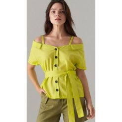Bluzka open shoulder z lnem - Żółty. Żółte bluzki damskie Mohito, bez wzorów, bez kołnierzyka, bez rękawów. W wyprzedaży za 59,99 zł.